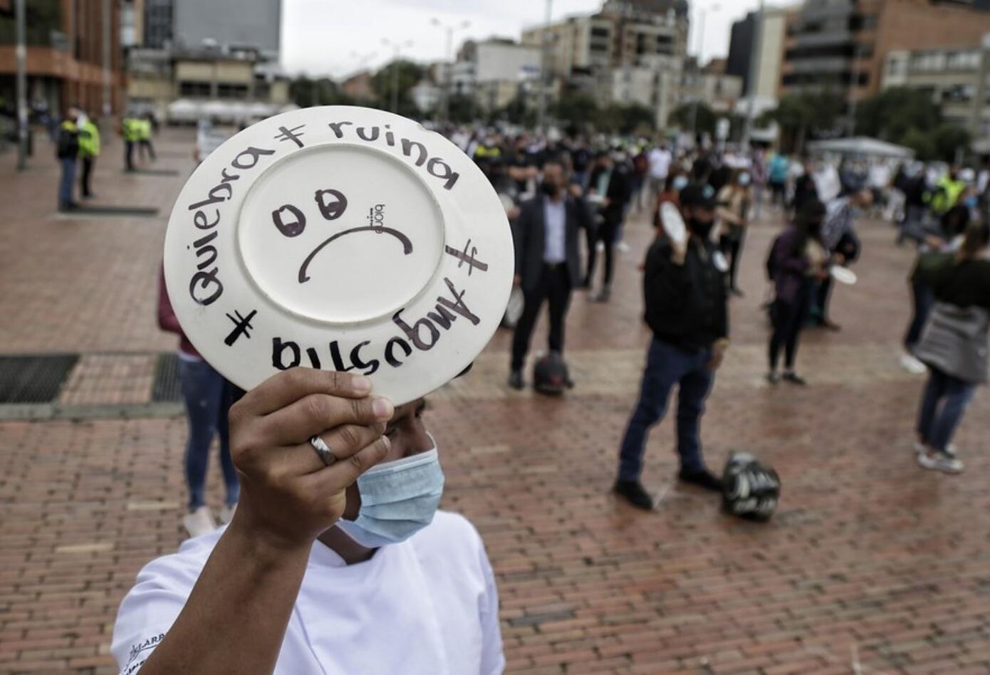 Romper platos, la protesta de Asobares contra restricciones por pandemia