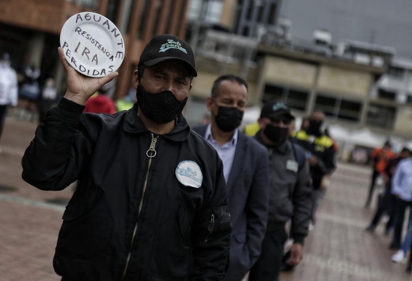 Romper platos, la protesta de Asobares contra restricciones por pandemia