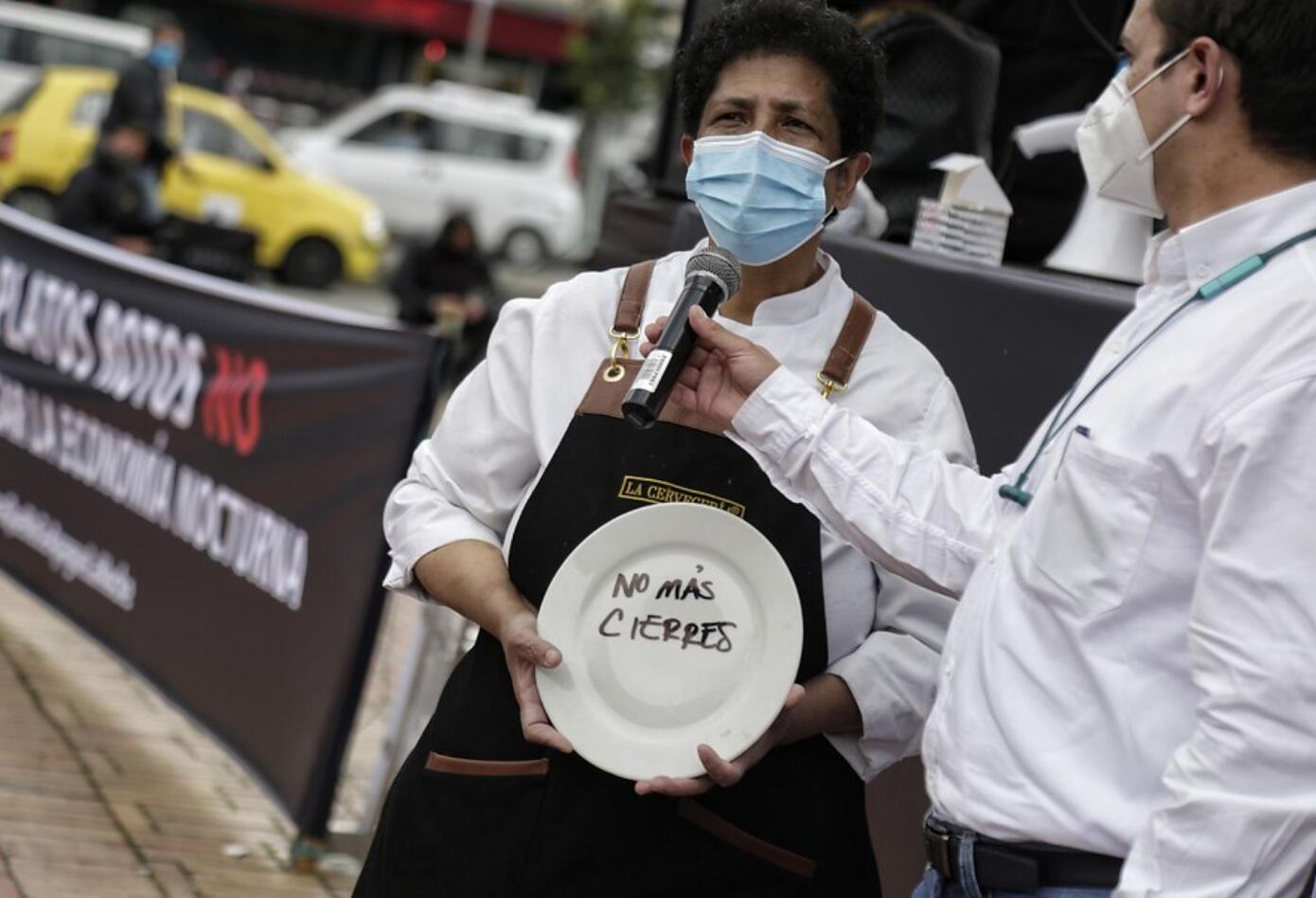 Romper platos, la protesta de Asobares contra restricciones por pandemia