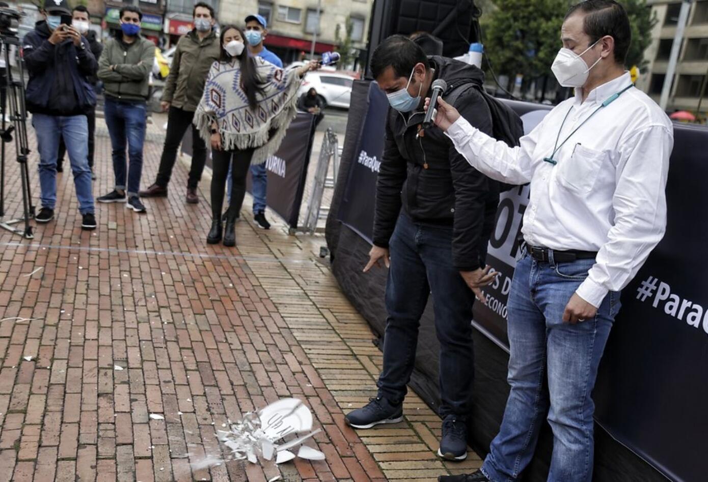 Romper platos, la protesta de Asobares contra restricciones por pandemia