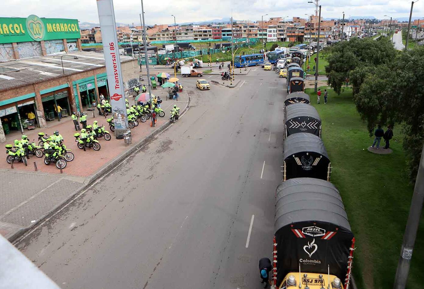Conductores de vehículos de carga realizan plantón en Bogotá
