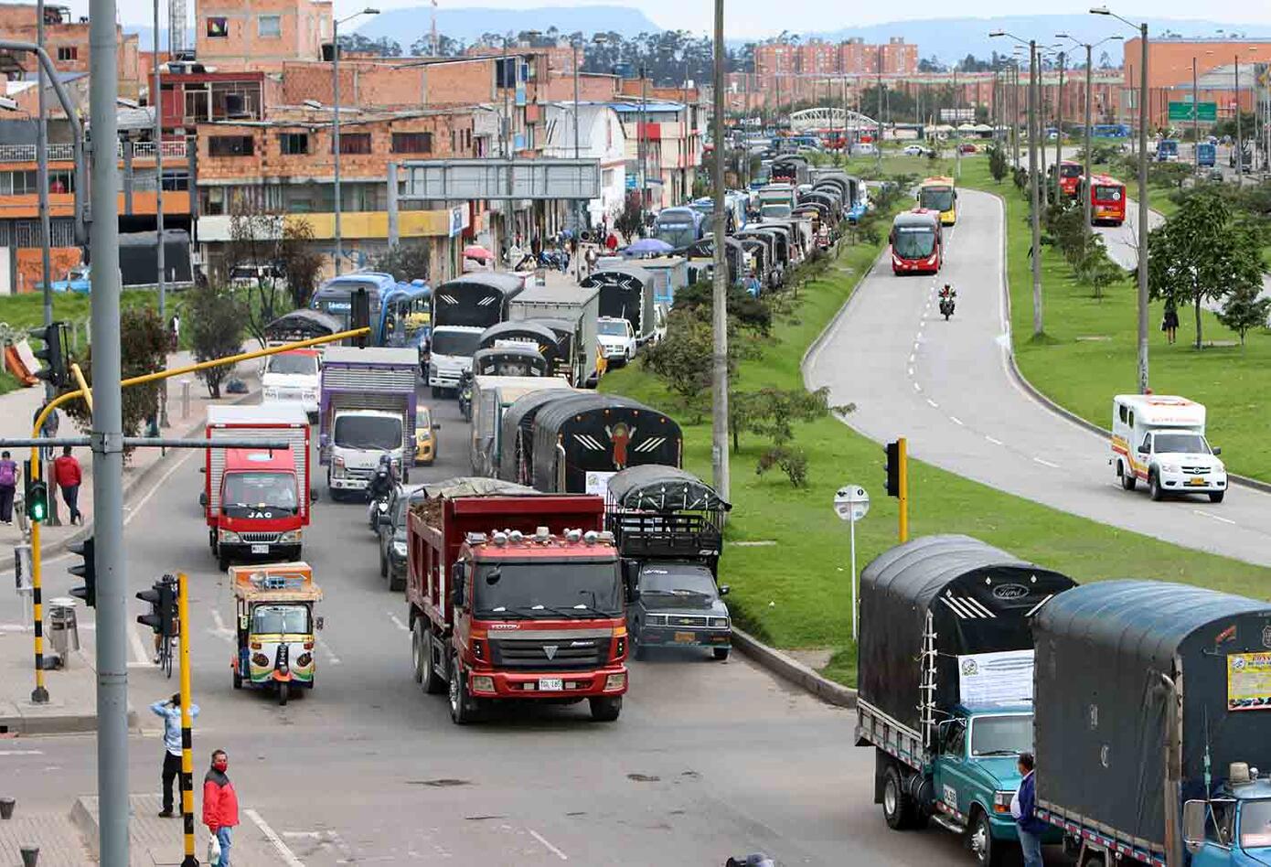 Conductores de vehículos de carga realizan plantón en Bogotá