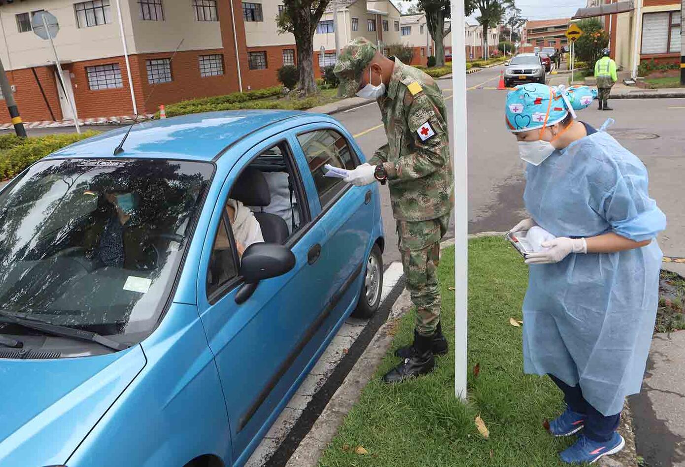 Vacunación sin bajarse del carro: así se está implementando em Bogotá