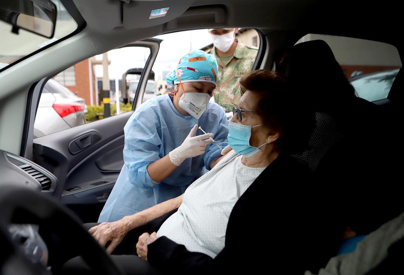 Vacunación sin bajarse del carro: así se está implementando em Bogotá