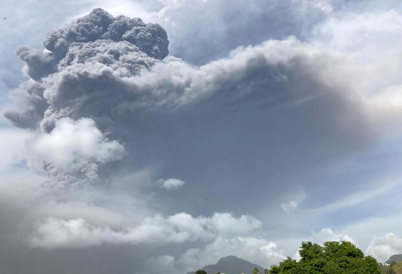 Volcán La Soufriere hizo erupción