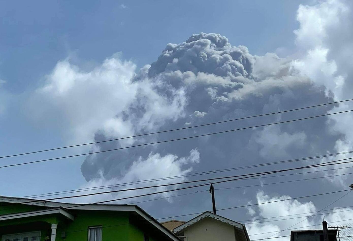 Volcán La Soufriere hizo erupción