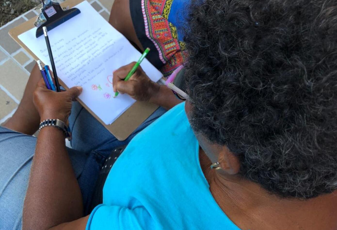Madres escribiendo cartas para sus hijos en San Andrés