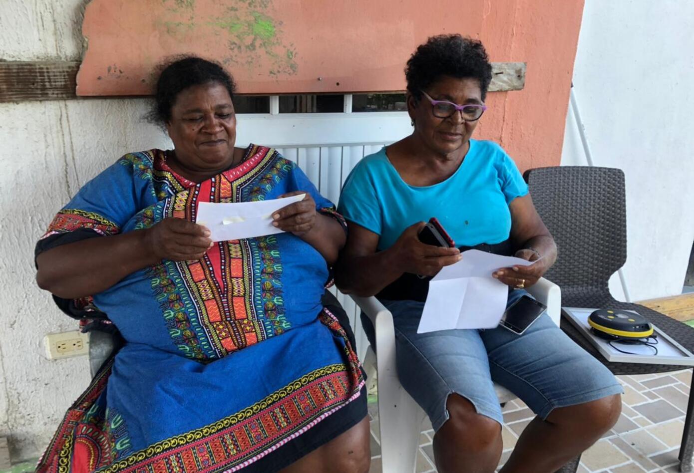 Madres leyendo las cartas de sus hijos en San Andrés