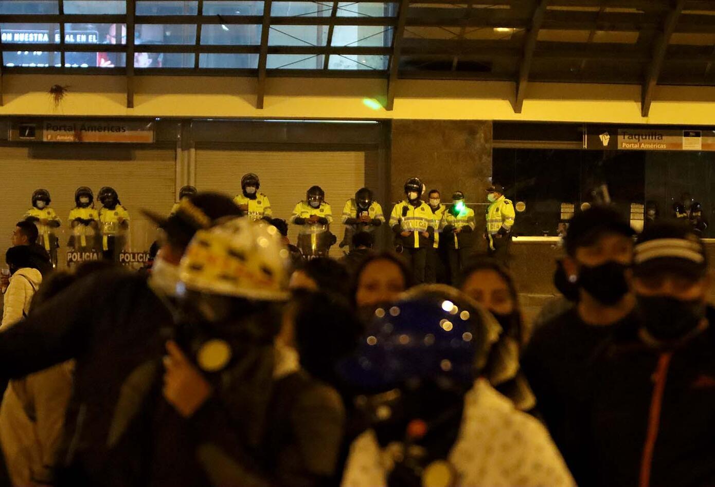 ENFRENTAMIENTOS ENTRE MANIFESTANTES Y POLICIA EN PORTAL LAS AMERICAS 21 DE MAYO