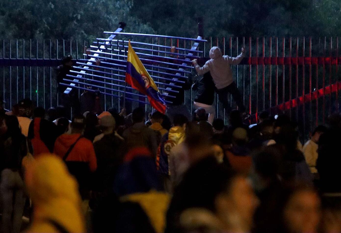 ENFRENTAMIENTOS ENTRE MANIFESTANTES Y POLICIA EN PORTAL LAS AMERICAS 21 DE MAYO