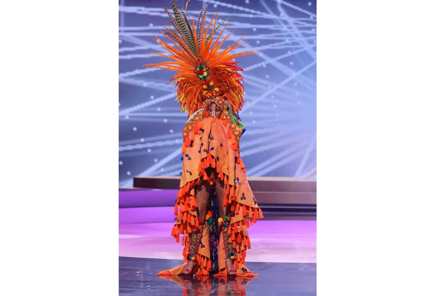 Desfile en traje típico de Laura Olascuaga en Miss Universo