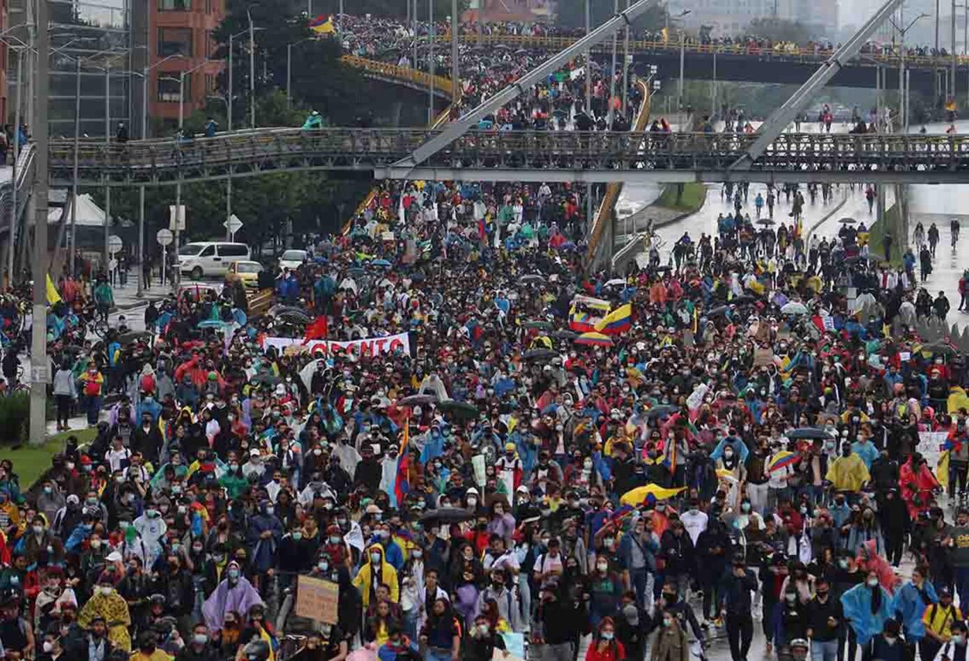 Paro nacional Colombia carteles exhibidos en manifestaciones RCN Radio