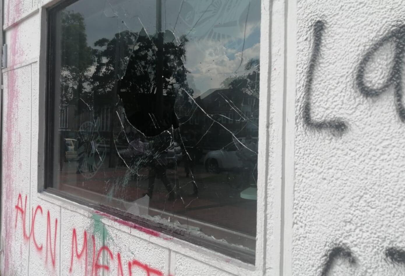 Daños en vidrios y la fachada de RCN Radio