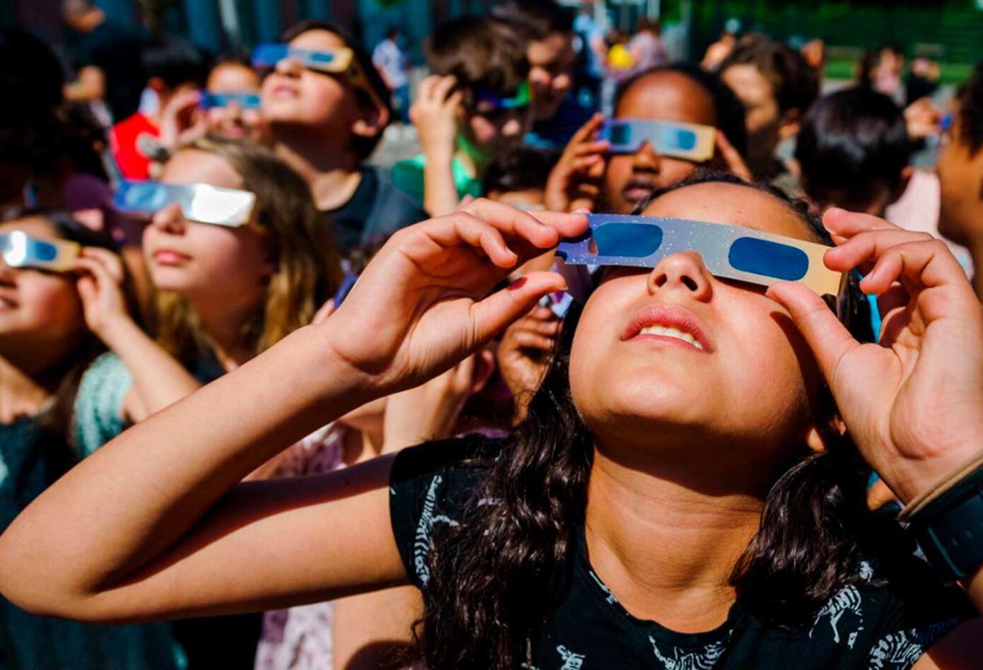Personas viendo el eclipse anillo de fuego