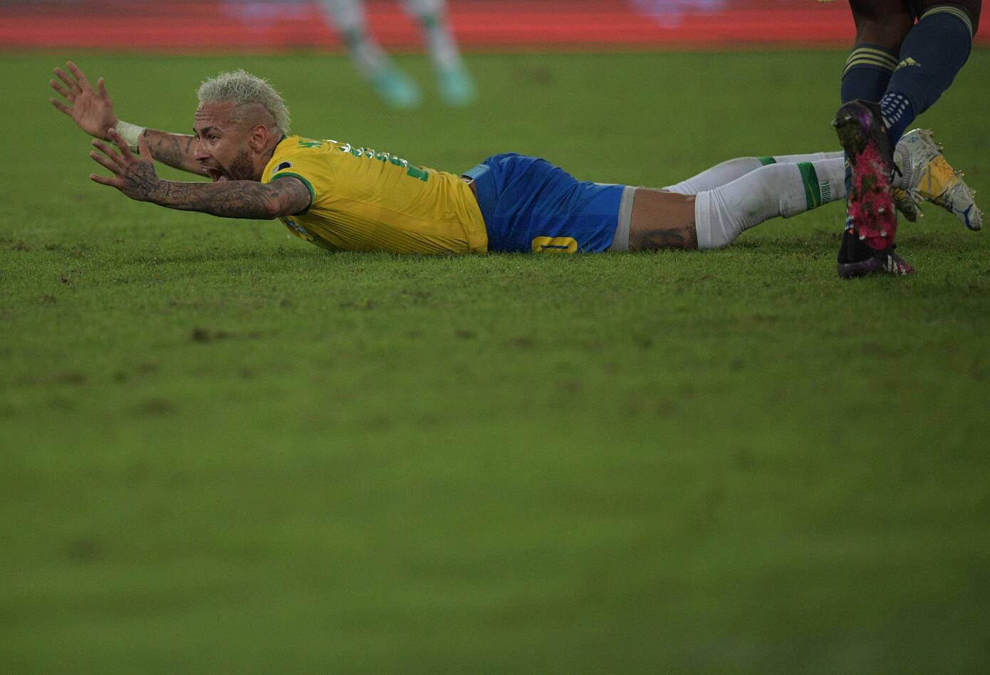 Neymar, su risita, burla y celebración del robo ante Colombia