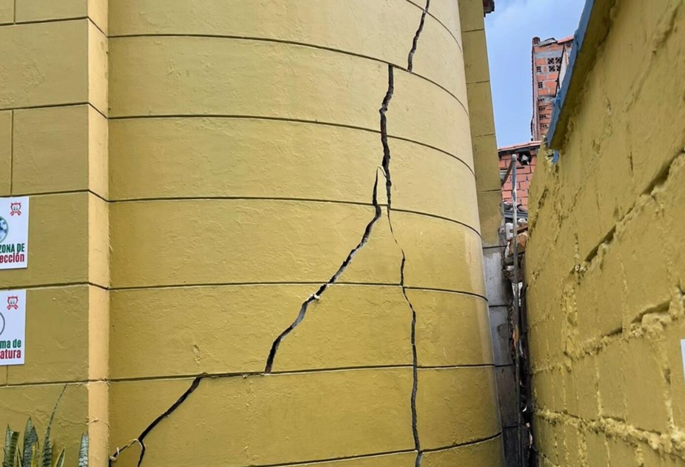 Así son las grietas en el colegio.