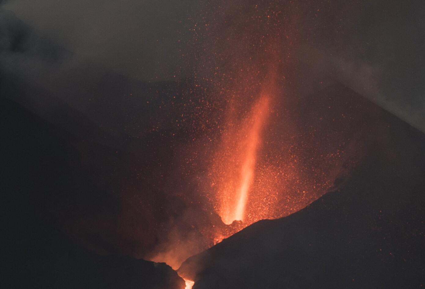 Volcán Cumbre Vieja expidiendo lava