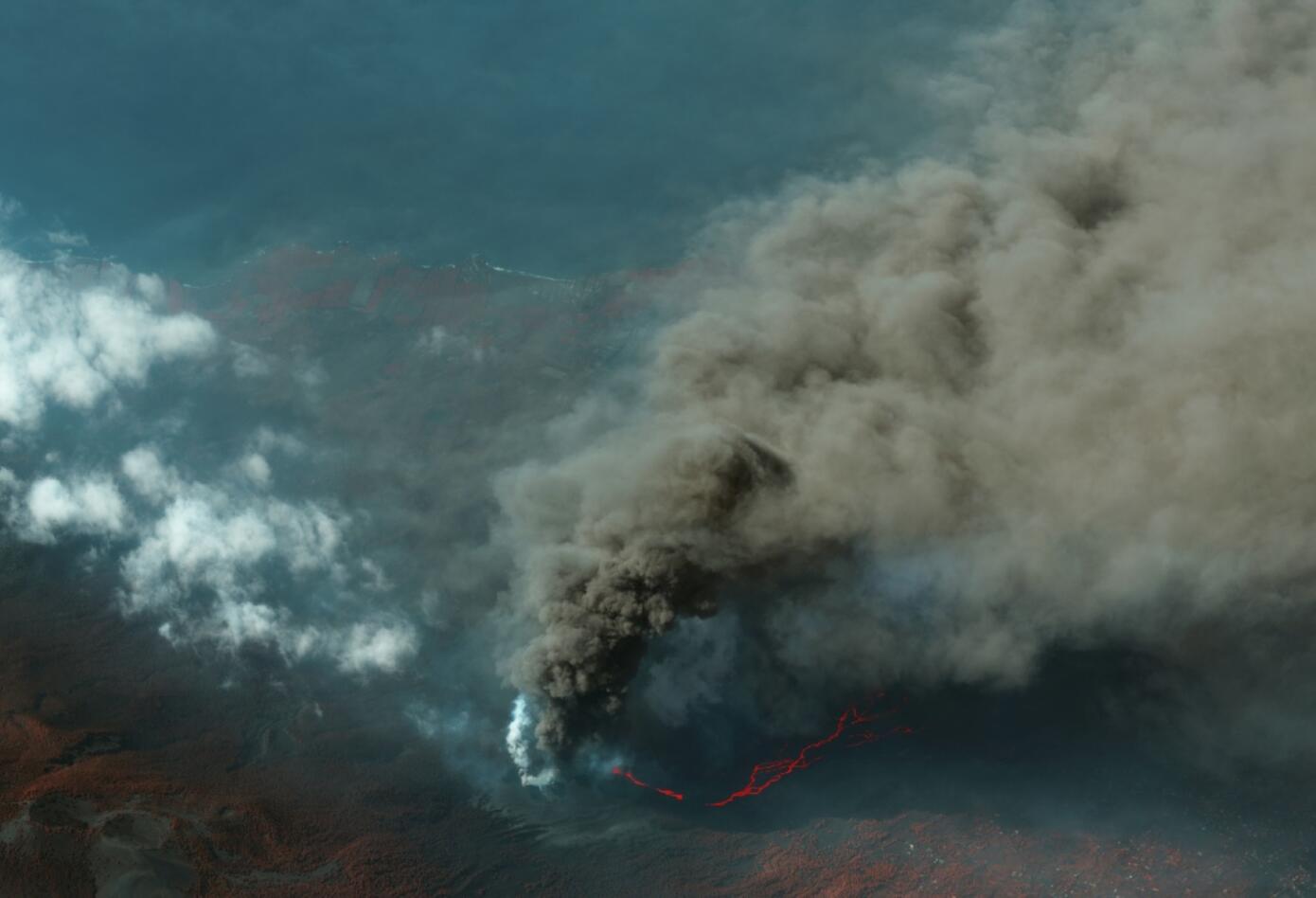 Lava del volcán Cumbre Vieja en el mar