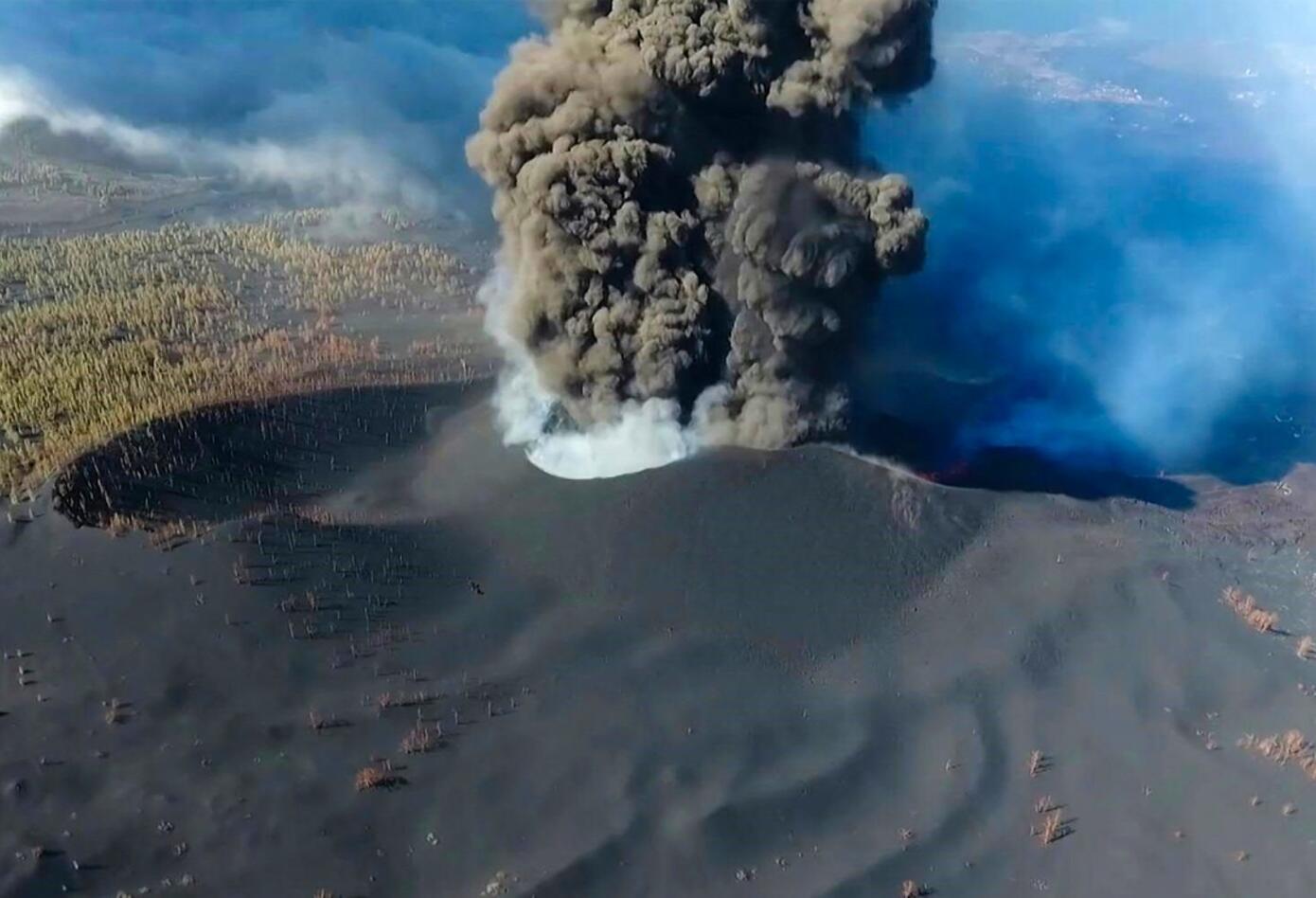 Lava del volcán Cumbre Vieja en el mar