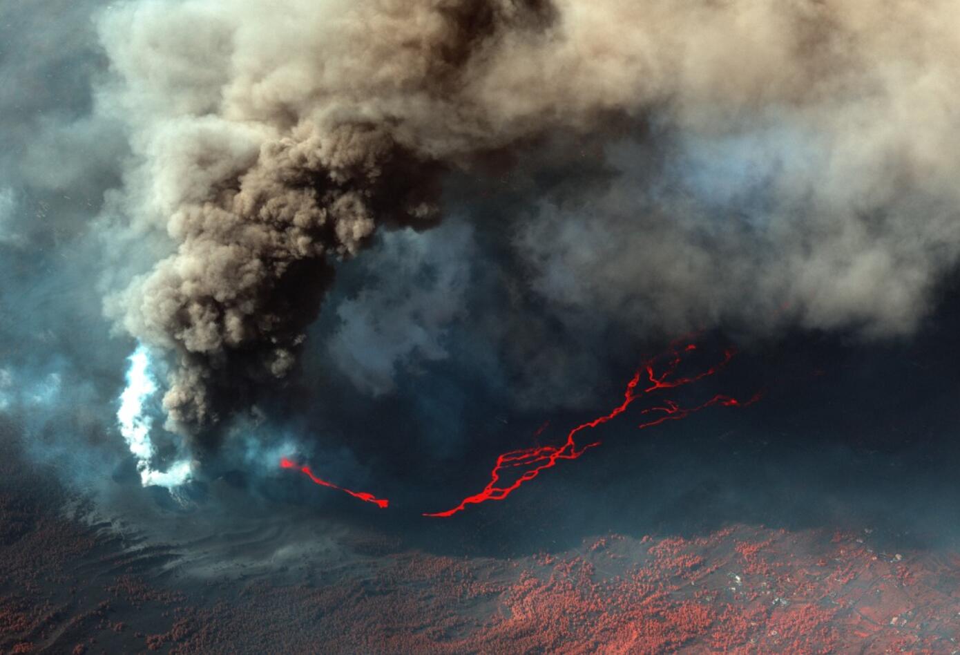 Lava del volcán Cumbre Vieja en el mar