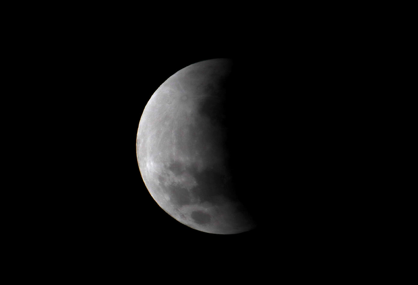 Luna en proceso de eclipse