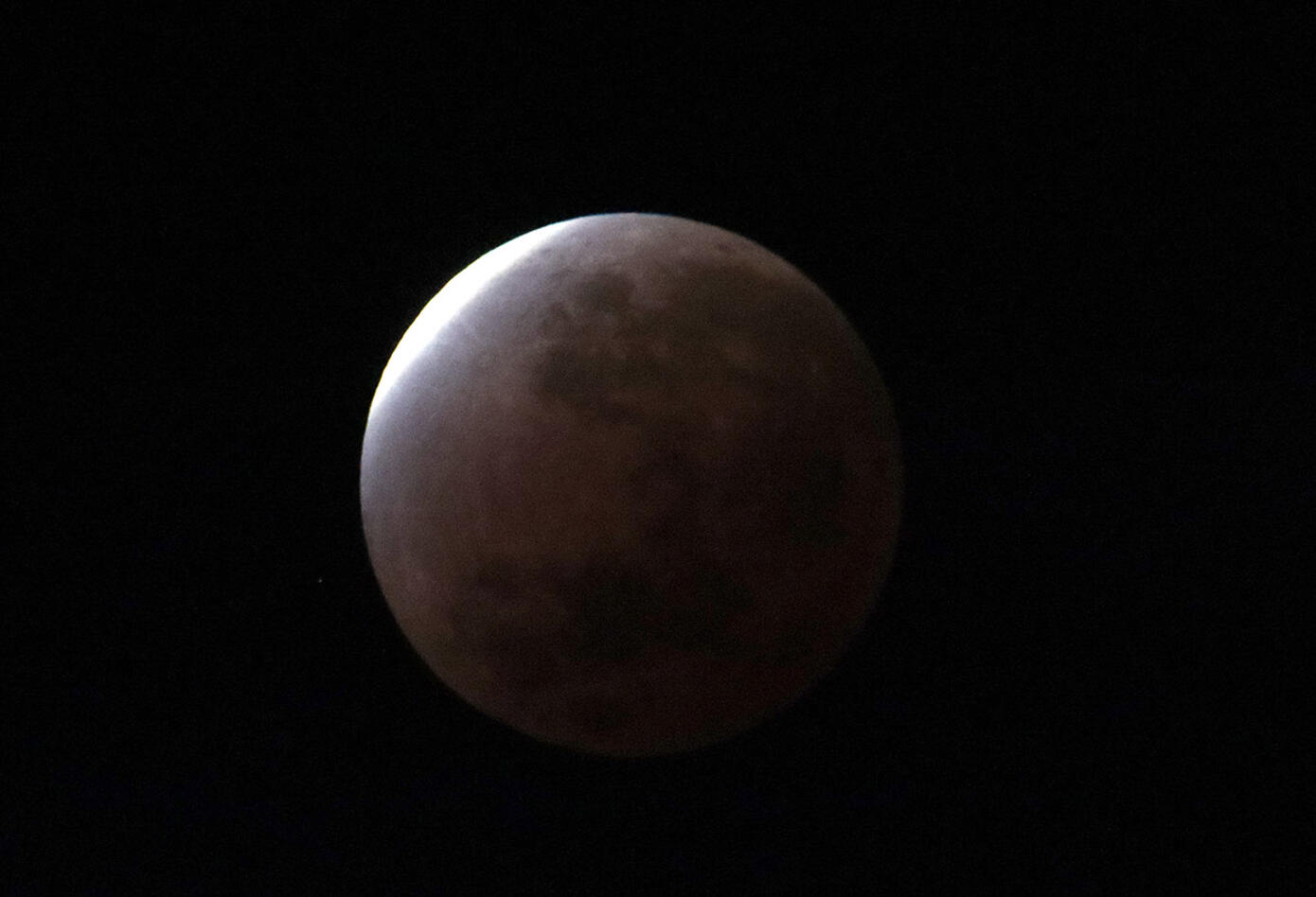 Luna rojiza en eclipse lunar 2021