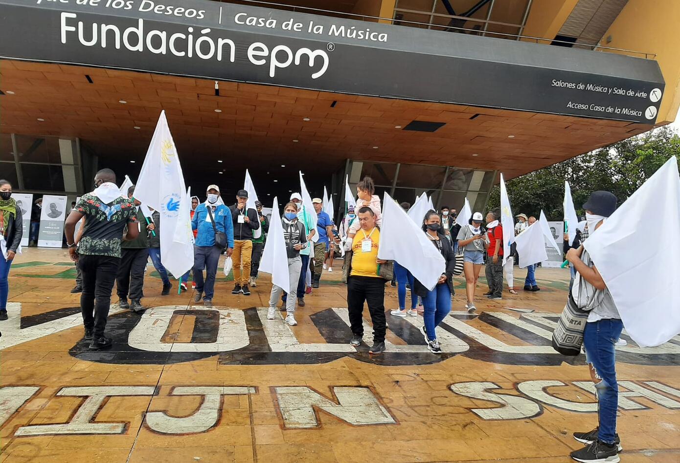 Marcha de firmantes de paz en Medellín.