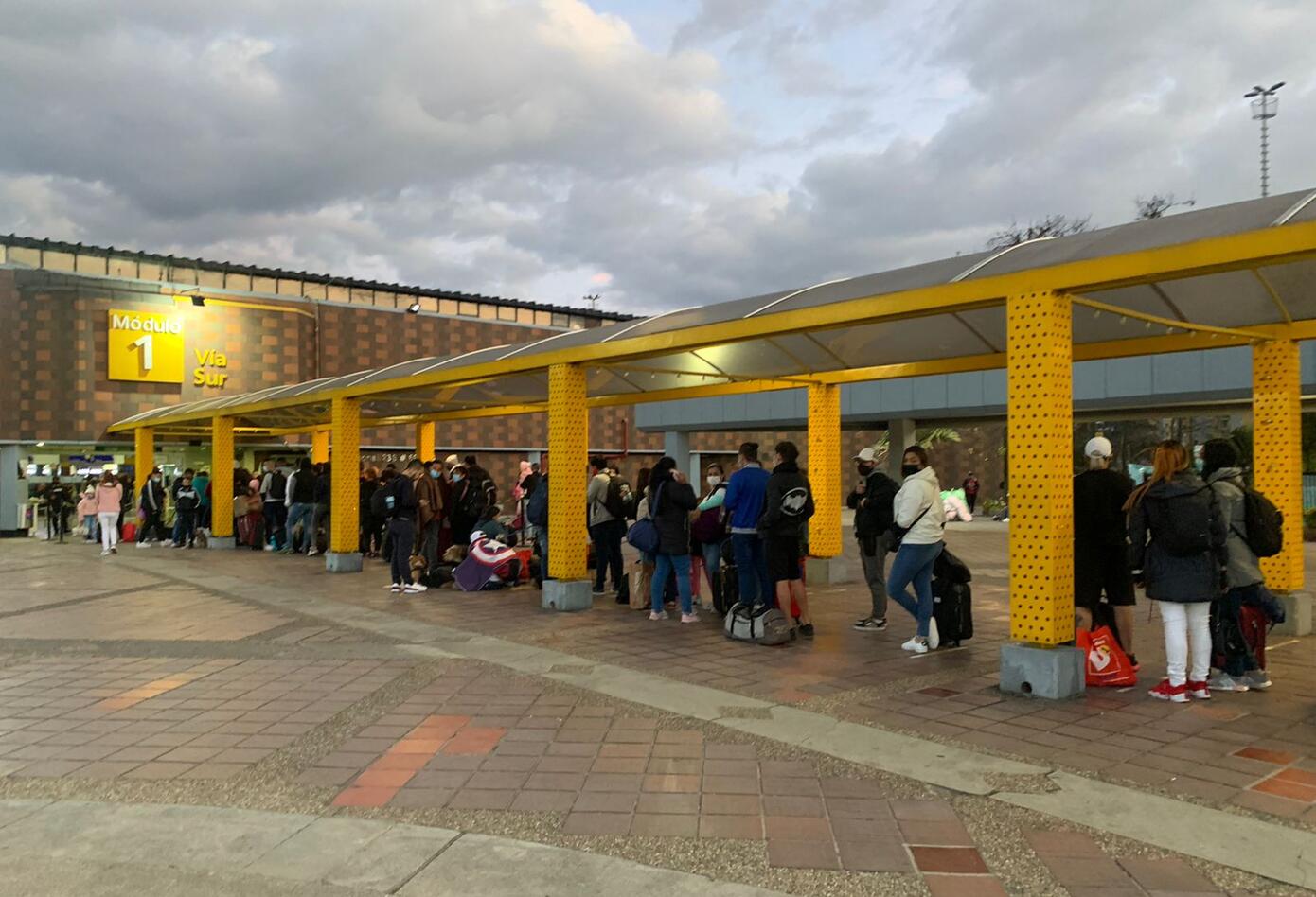 Congestión de viajeros en la terminal de transporte de Bogotá