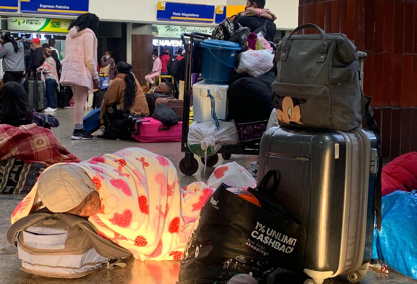 La gente espera su pasaje en la terminal de transporte de Bogotá