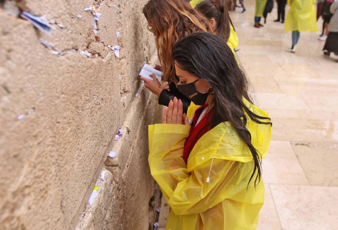 Miss Armenia en el muro de las lamentaciones