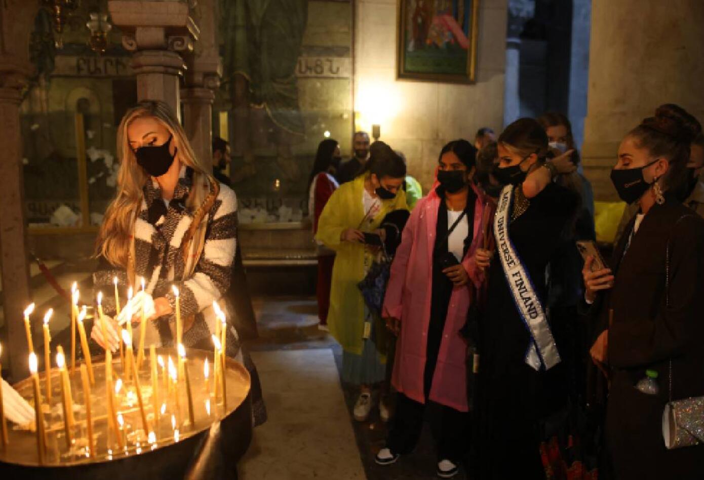 Candidata de Miss Universe en el Santo Sepulcro