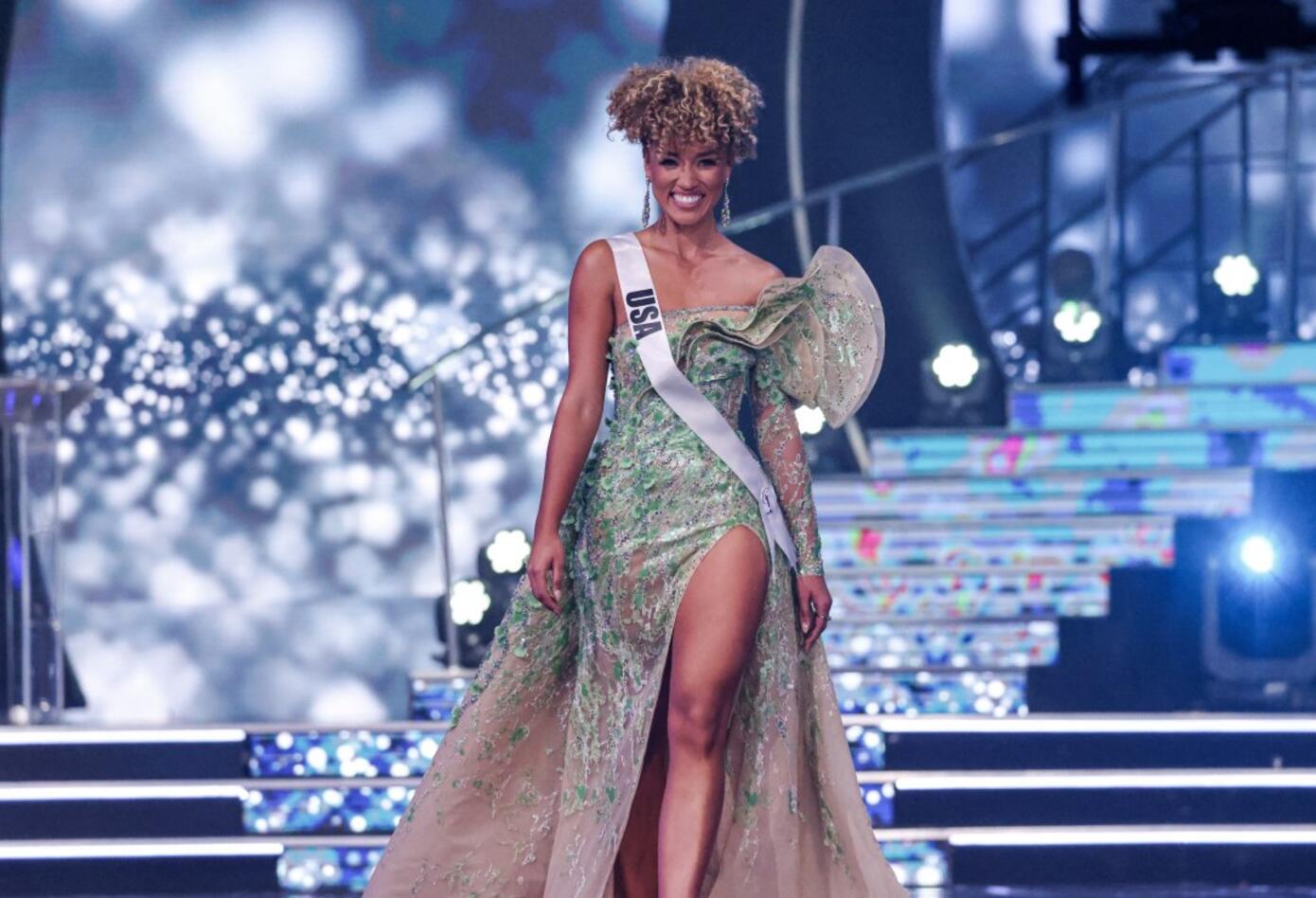 Miss Estados Unidos 2021 desfila en Miss Universo 2021