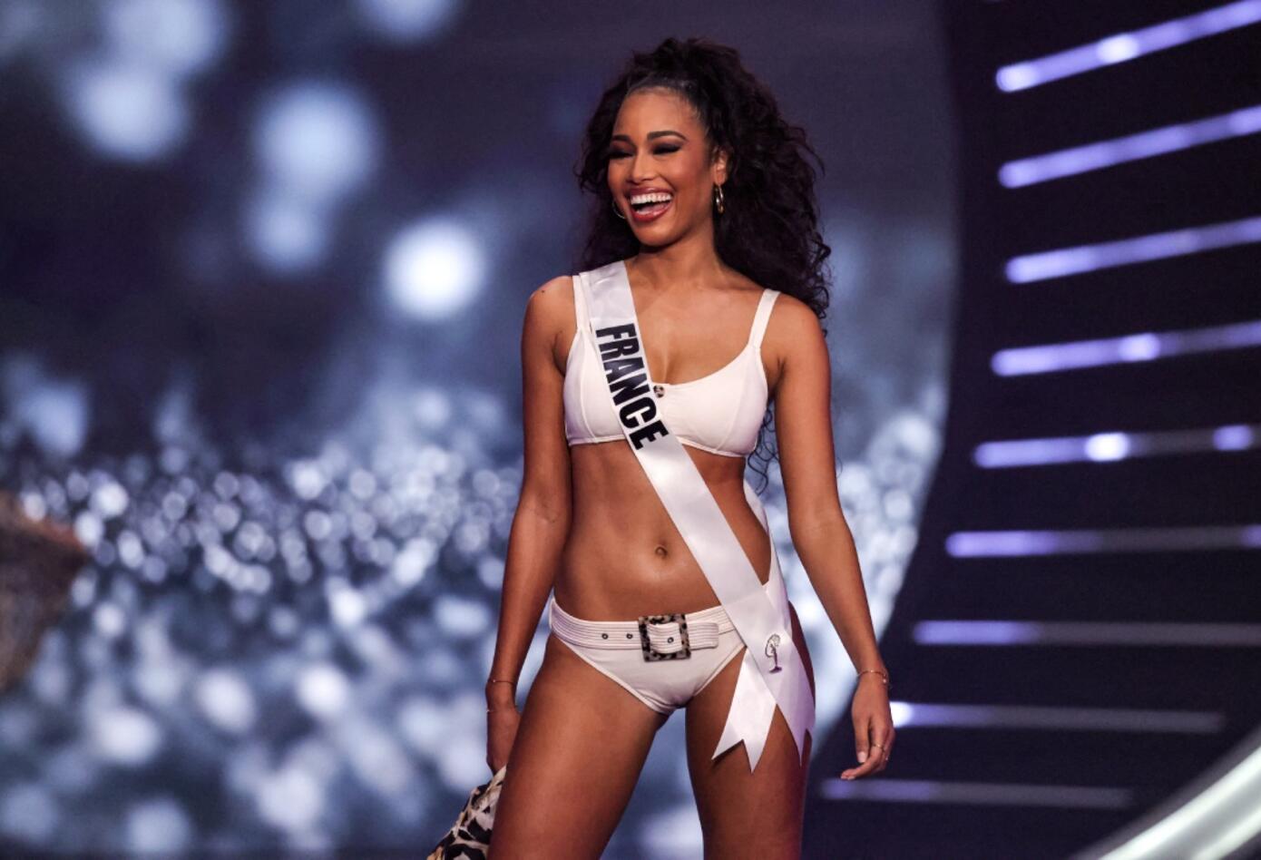 Miss Francia 2021 en desfile de traje de baño en Miss Universo 2021