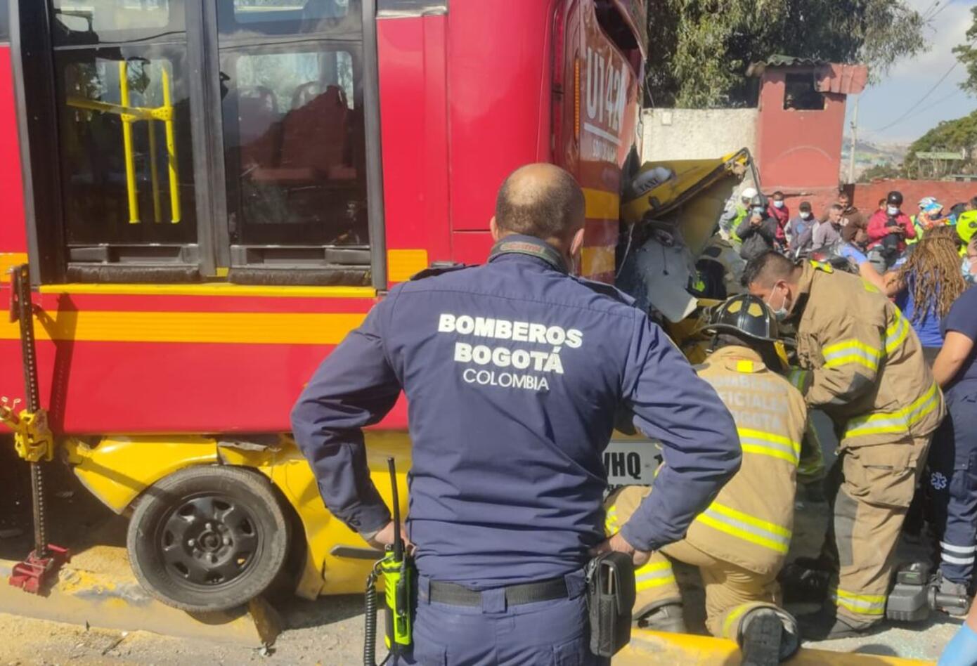 Accidente en TransMilenio: Aparatoso accidente con taxi Accidente en TransMilenio: Aparatoso accidente con taxi