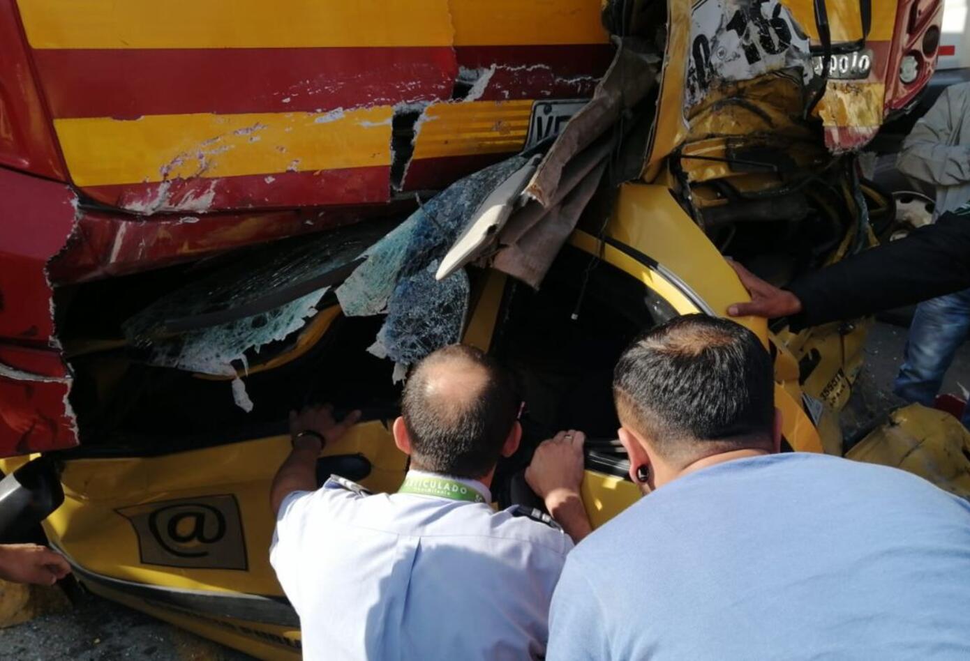 Accidente en TransMilenio: Aparatoso accidente con taxi Accidente en TransMilenio: Aparatoso accidente con taxi