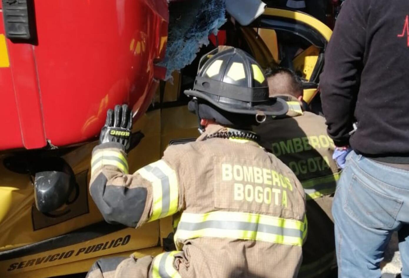 Accidente en TransMilenio: Aparatoso accidente con taxi Accidente en TransMilenio: Aparatoso accidente con taxi
