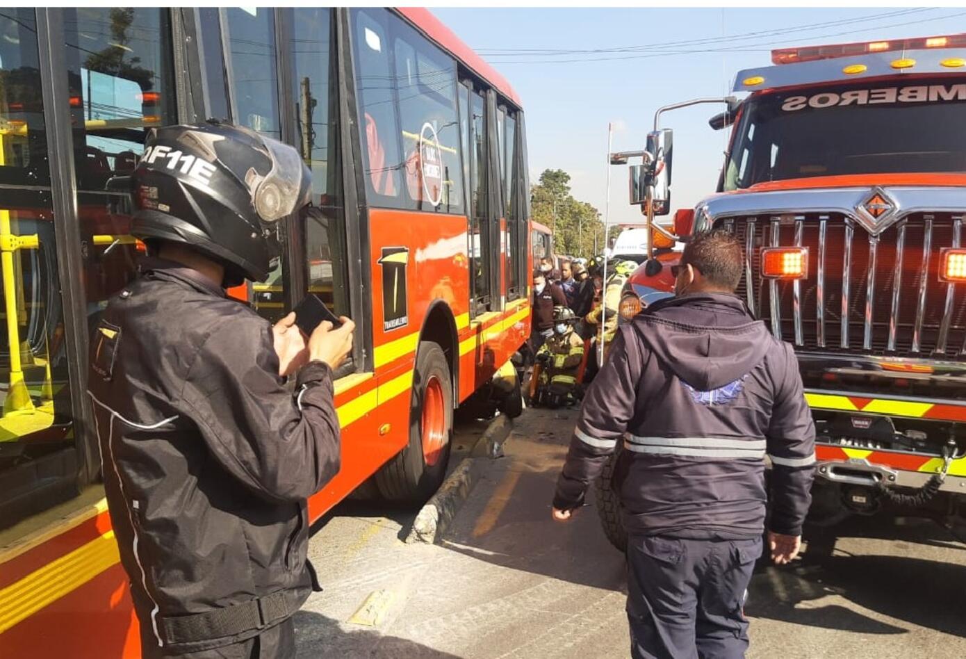Fuerte accidente de Transmilenio con taxi