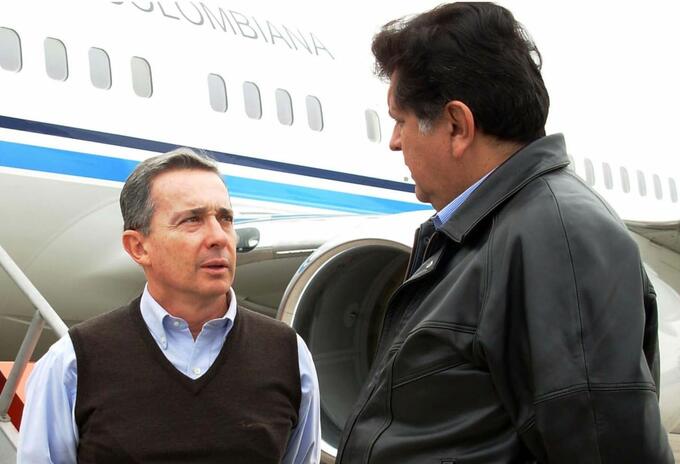 Álvaro Uribe y Alan Garcia. Álvaro Uribe y Alan Garcia.