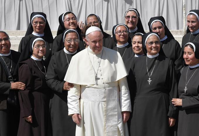 Papa pide a las monjas del mundo evitar el abuso del clero