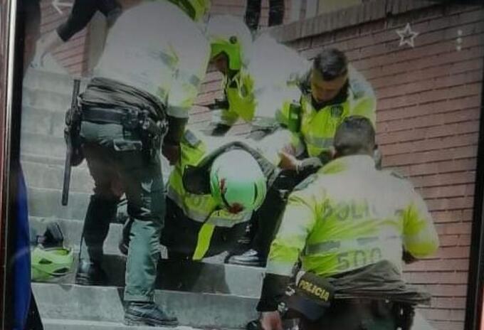 Momento en que es atendido un policía atacado en el sur de Bogotá