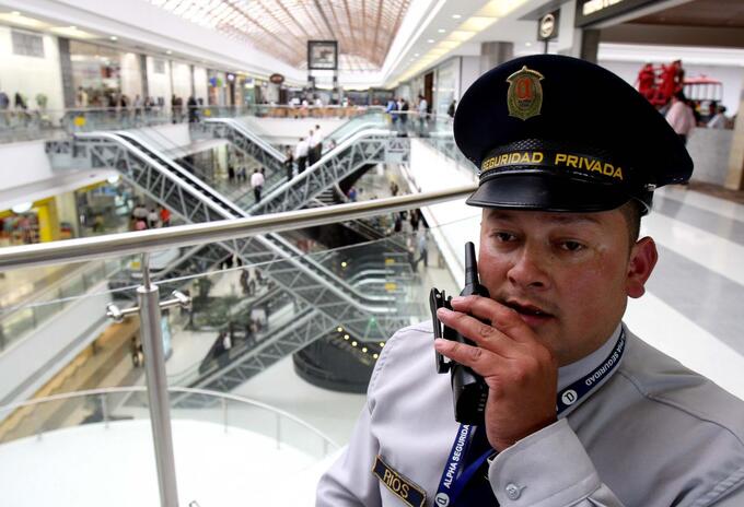 No resulta tan bueno pedirle una ayuda a un guarda de seguridad privada.