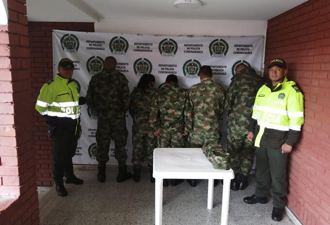 Cuatro hombres y una mujer vestidos con uniformes militares.