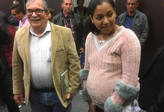 Rodrigo Londoño y su pareja, con quien tuvo su segundo hijo.