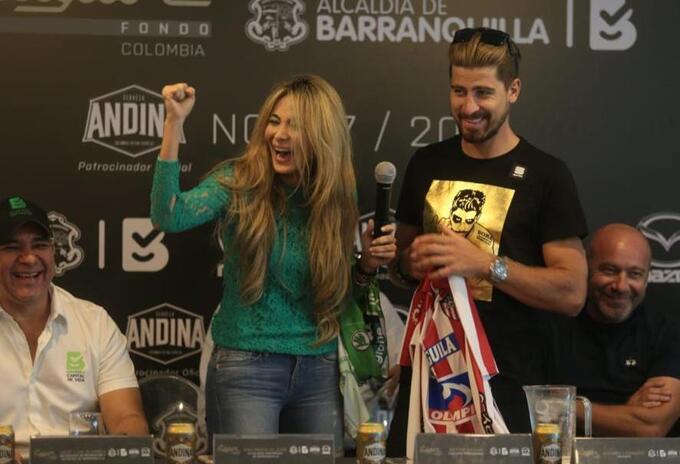 Peter Sagan recibe la camiseta del Junior de manos de Ana María Aljure, alcaldesa encargada.