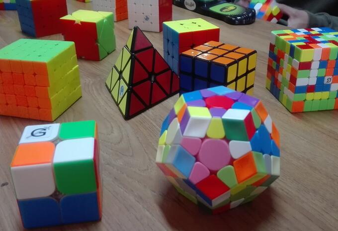 Cubos como el 3x3 o el pyramides y megaminxon son los elementos más apetecidos para armar