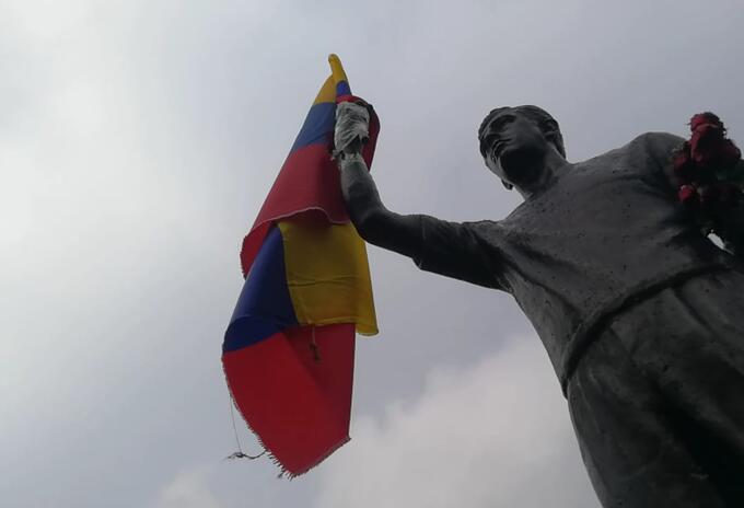 Escultura de Jaime Garzón ubicada en el lugar donde fue asesinado