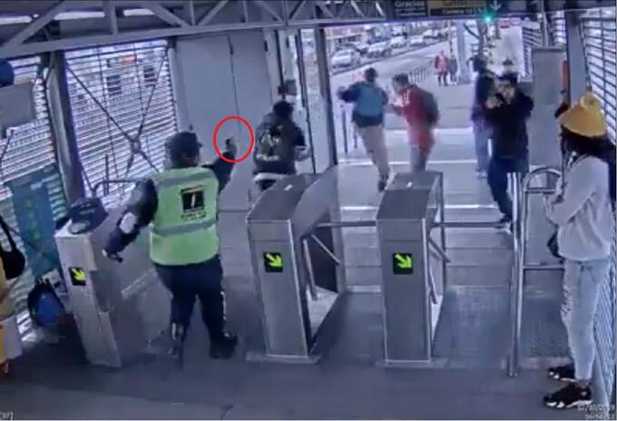 Polémica por despido de guardia que se jugó la vida por defender estación de transmilenio