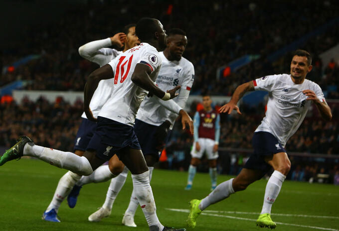 Jugadores de Liverpool celebran gol en Premier League Jugadores de Liverpool celebran gol en Premier League