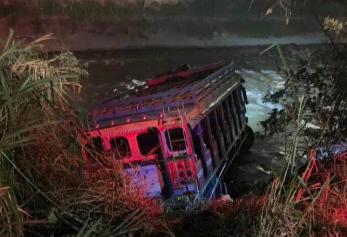 Chiva cayó al río Medellín