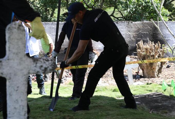 Exhumación de restos en cementerio de Dabeiba, Antioquia.